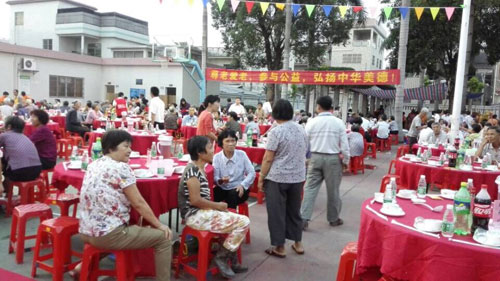 欧美大香蕉网漆厂家 明邦化工走进新塘社区爱心敬老.jpg